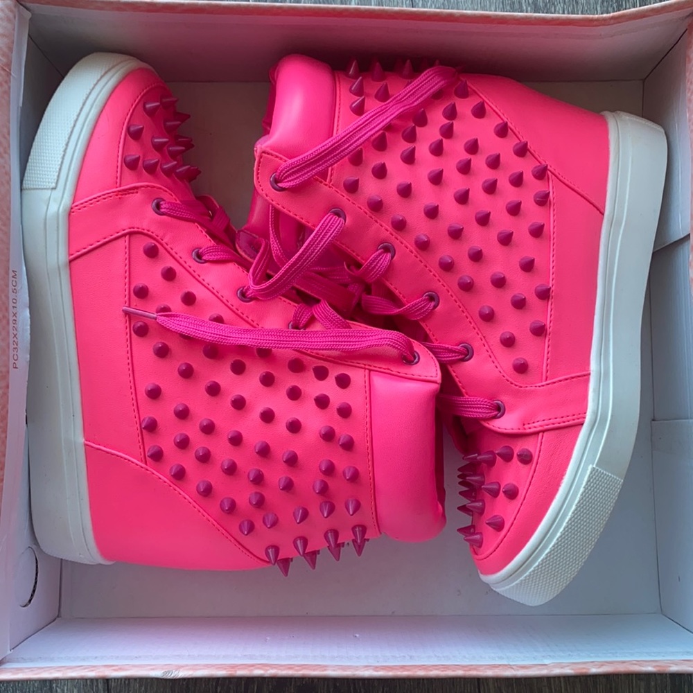 Cape Robin neon pink spiked wedge sneakers